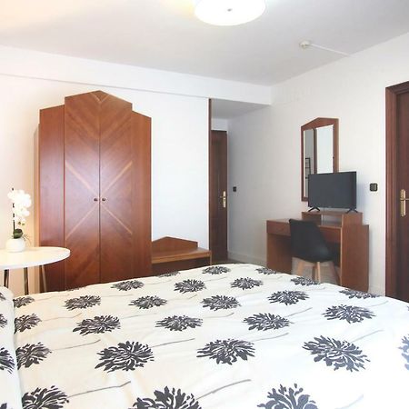 Monzón Hostal La Carrasca מראה חיצוני תמונה