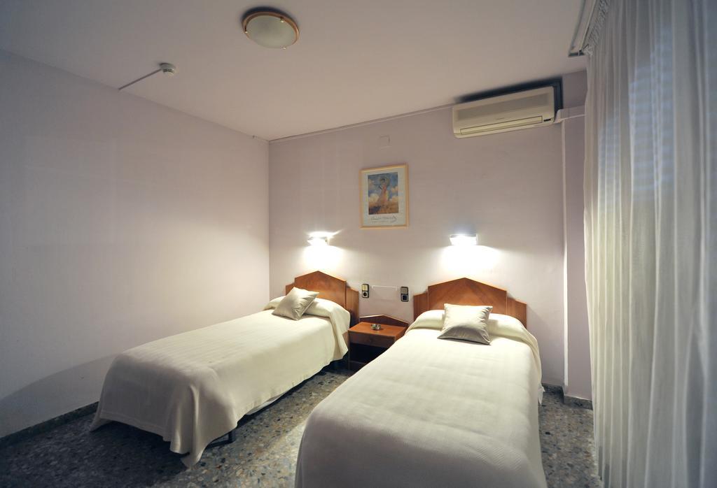 Monzón Hostal La Carrasca מראה חיצוני תמונה