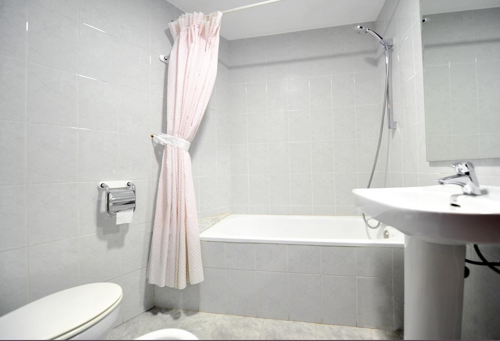 Monzón Hostal La Carrasca מראה חיצוני תמונה