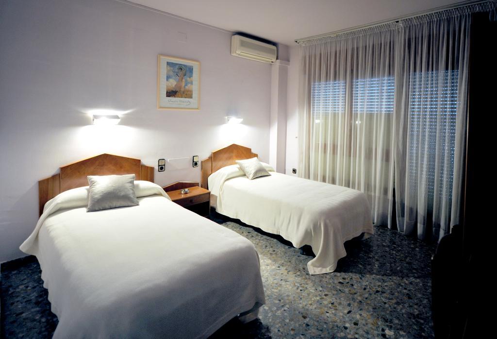Monzón Hostal La Carrasca מראה חיצוני תמונה