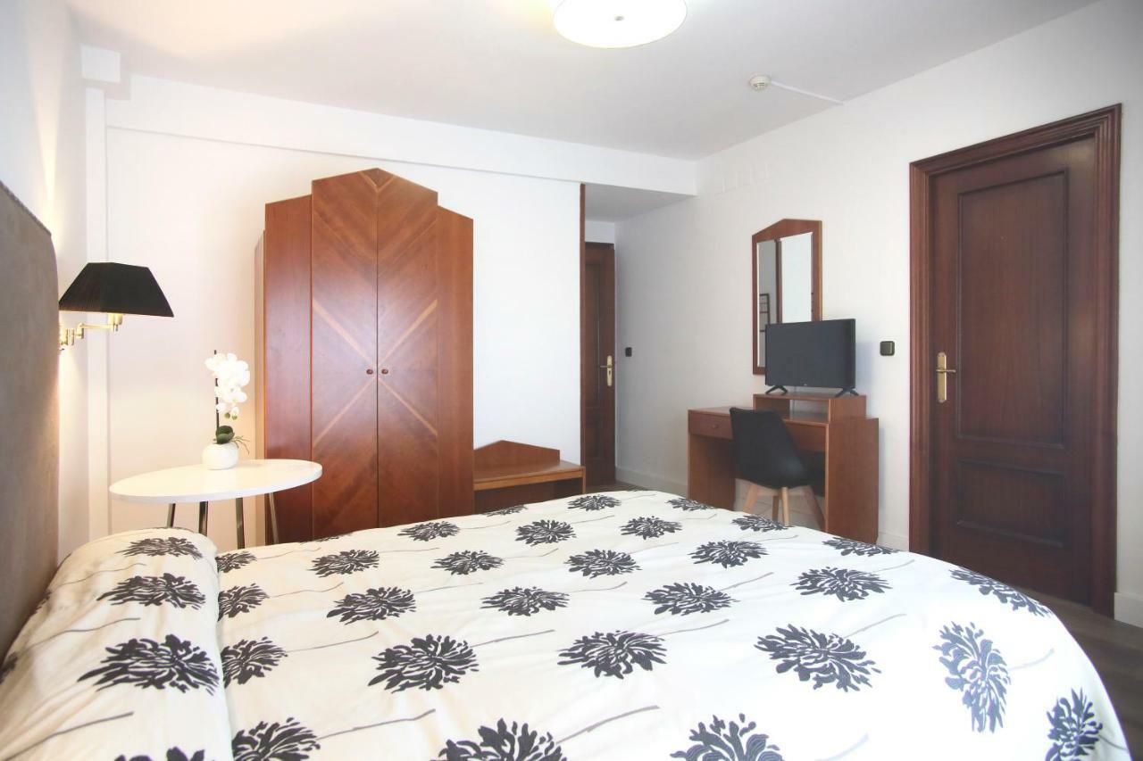 Monzón Hostal La Carrasca מראה חיצוני תמונה