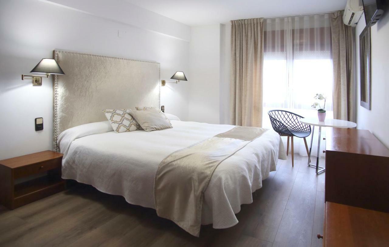 Monzón Hostal La Carrasca מראה חיצוני תמונה