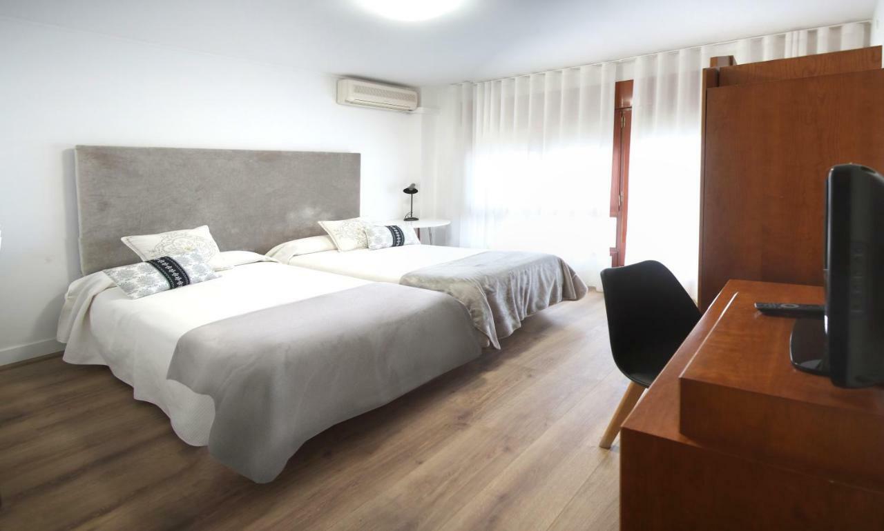 Monzón Hostal La Carrasca מראה חיצוני תמונה