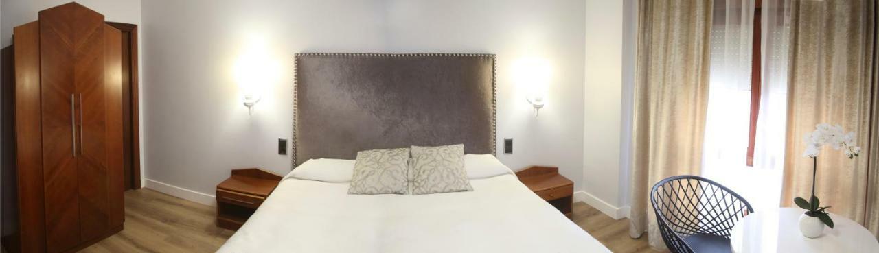 Monzón Hostal La Carrasca מראה חיצוני תמונה