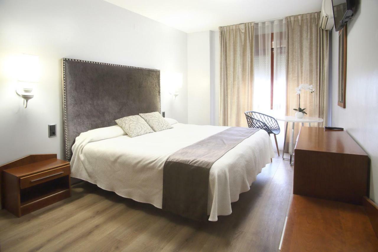 Monzón Hostal La Carrasca מראה חיצוני תמונה