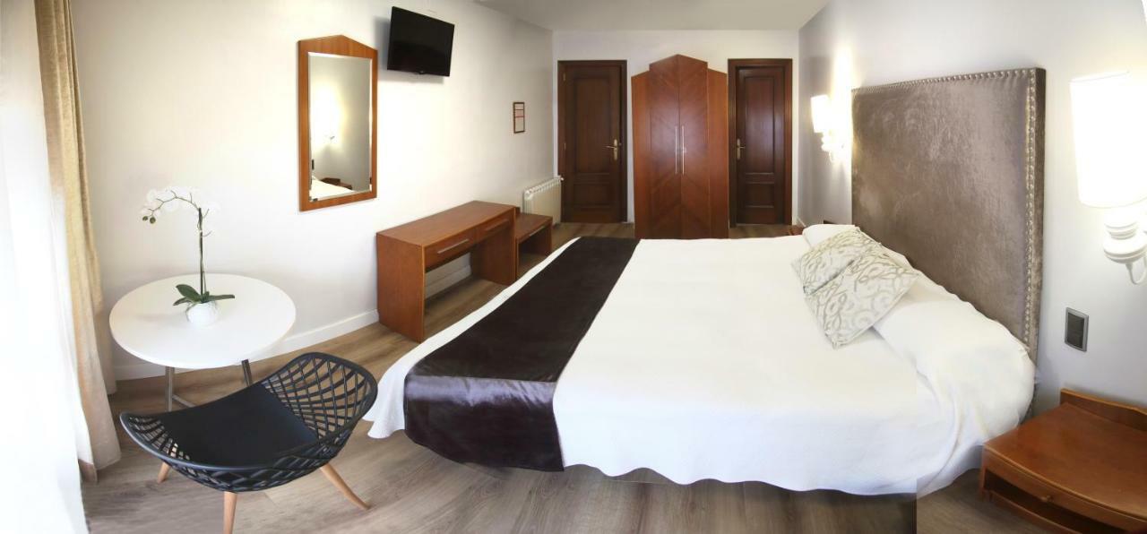 Monzón Hostal La Carrasca מראה חיצוני תמונה