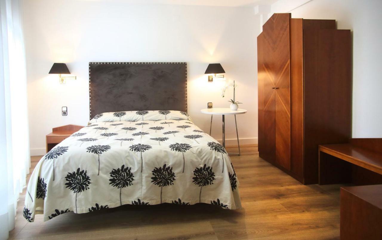 Monzón Hostal La Carrasca מראה חיצוני תמונה