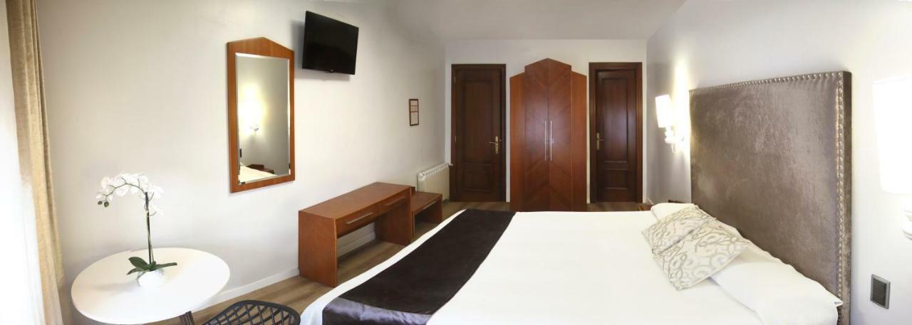 Monzón Hostal La Carrasca מראה חיצוני תמונה